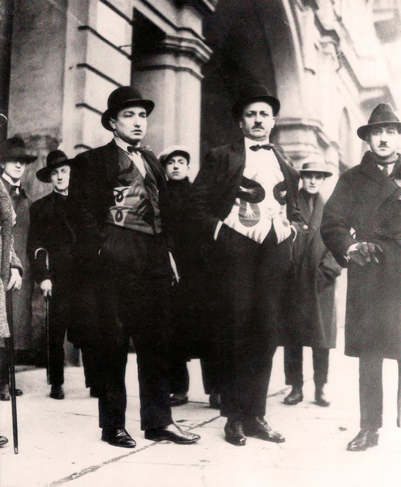 Depero, Marinetti e Cangiullo nel 1924 con panciotti futuristi