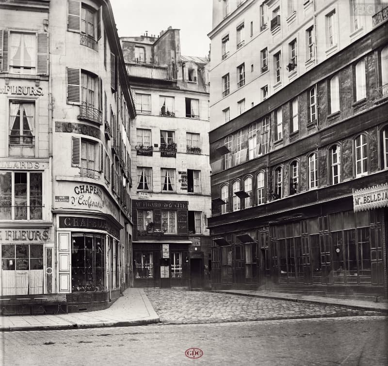 Rue-du-Haut-Moulin-depuis-le-marché-aux-Fleurs-rue-de-la-Cité-cette-rue-a-disparu-en-1866-1867-afin-de-construire-lactuel-Hôtel-Dieu-Charles-Marville-scaled