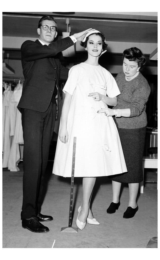 Yves Saint Laurent per Dior: Svetlana Lloya veste la collezione Trapeze, 1958