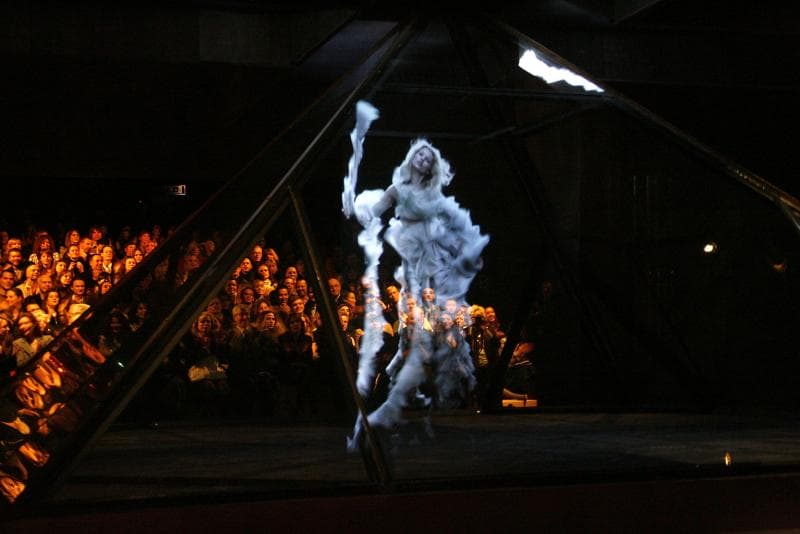 Ologramma di Kate Moss durante una sfilata 