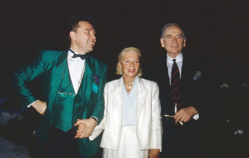Slava Zaitsev con Madame Carven e Pierre Cardin alla sfilata Slava Zaitsev SS 1988, Parigi 