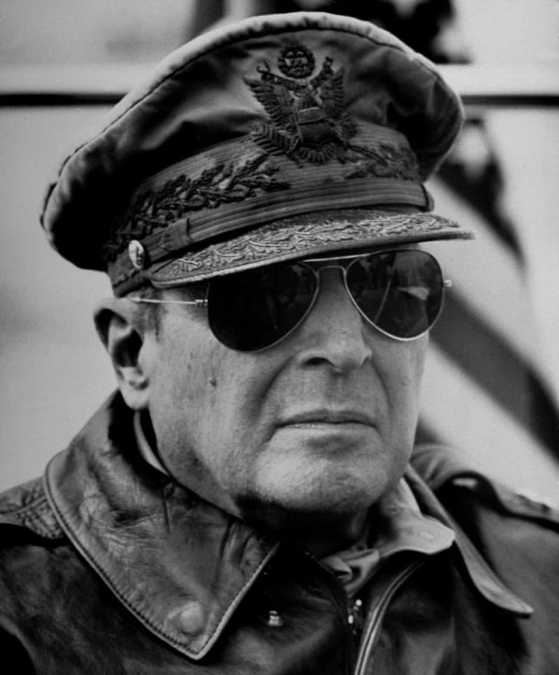 Generale Douglas MacArthur indossa ray ban