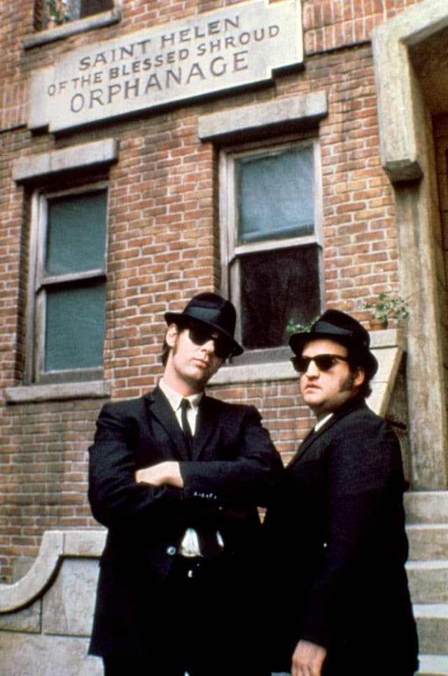 John Belushi e Dan Aykroyd indossano occhiali da sole Wayfarer nel film The Blues Brothers